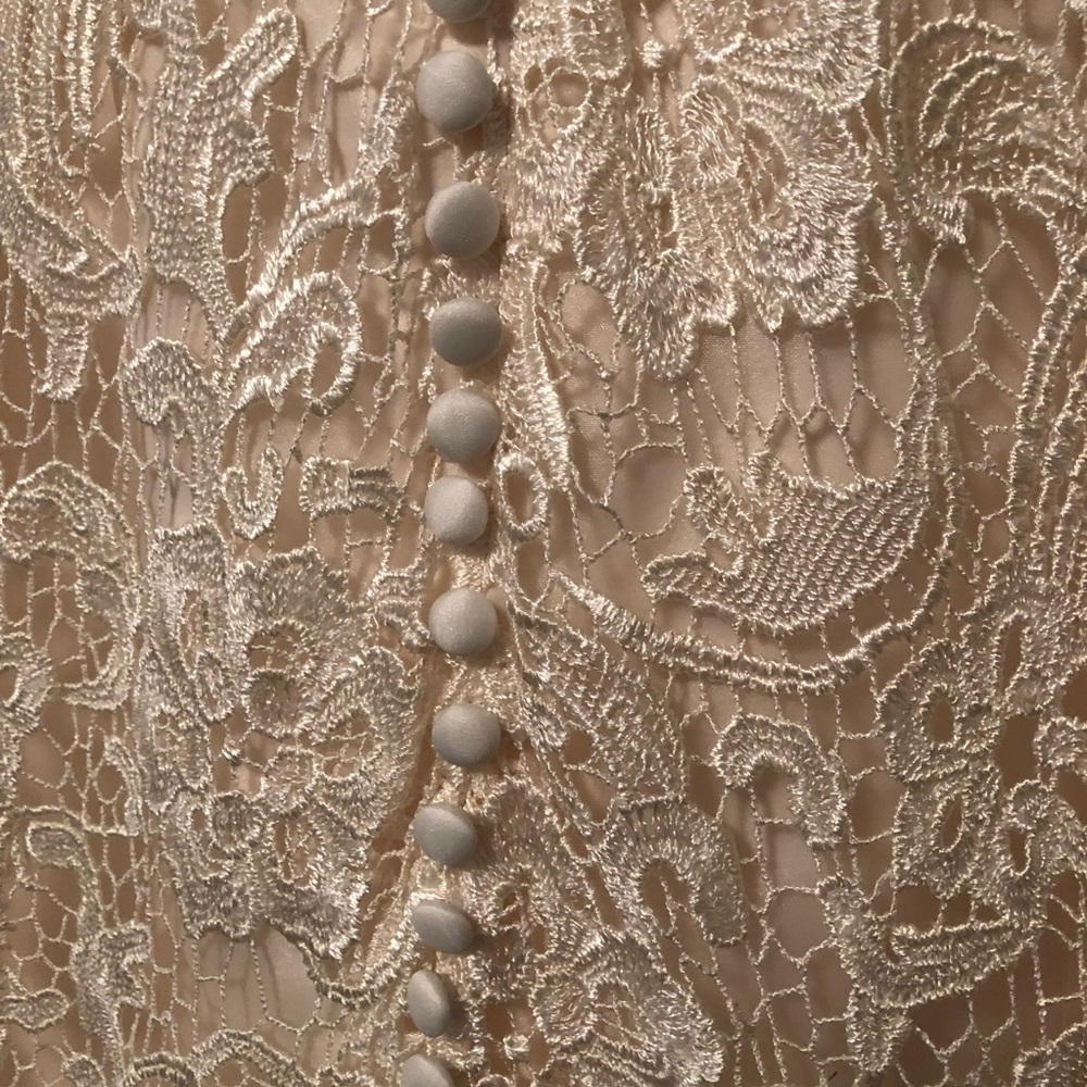 Classy, elegant, trumpet-style wedding gown - Picture 4 of 5